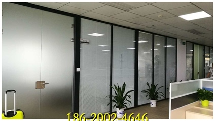 東莞辦公室百葉簾隔墻生產(chǎn)廠家價(jià)格解析與玻璃隔斷裝潢設(shè)計(jì)指南